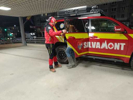 Maramureş: Doi tineri ucraineni, recuperaţi de pe munte după ce au cerut ajutor spunând că sunt extenuaţi şi în hipotermie/ Ei au fost transportaţi la spital