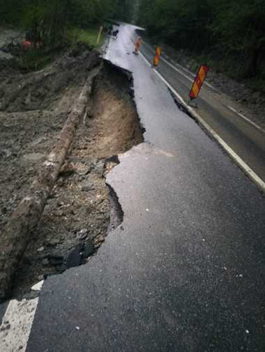 Alba: Porţiune din DN 74 A, surpată ca urmare a precipitaţiilor / Restricţii pentru maşinile de mare tonaj - FOTO

