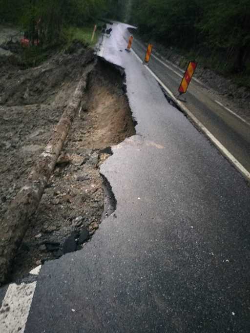 Alba: Porţiune din DN 74 A, surpată ca urmare a precipitaţiilor / Restricţii pentru maşinile de mare tonaj - FOTO

