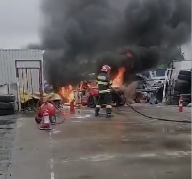 Maşină mistuită de flăcări în curtea unei societăţi comerciale din Arad / Focul a pornit de la scântei provenite de la un utilaj din apropiere – VIDEO