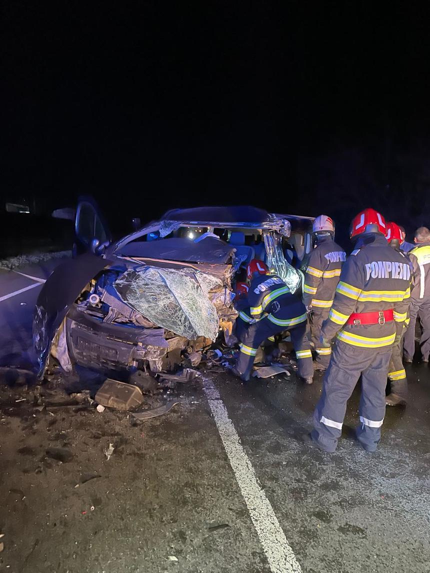 Cluj: Trei bărbaţi, răniţi într-un accident în care au fost implicate un autoturism şi două autoutilitare/ Una dintre victime, în stare gravă - FOTO, VIDEO