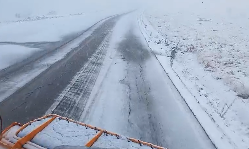 Ninge pe Transalpina / Apel al drumarilor către şoferi: Nu vă deplasaţi în zonele montane dacă nu aveţi autovehiculele echipate corespunzător - VIDEO


