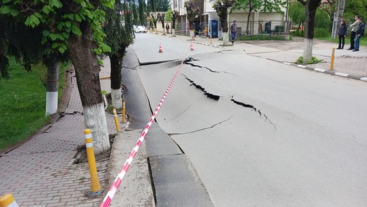 UPDATE - Stradă surpată în oraşul prahovean Slănic / Crater de 2 metri, pe o suprafaţă de peste 60 de metri / S-a dispus evacuarea mai multor persoane / Specialişti de la Bucureşti, trimişi la faţa locului  – FOTO / VIDEO