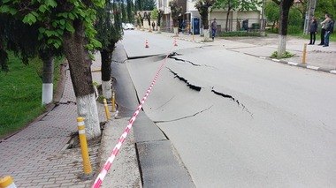 UPDATE - Stradă surpată în oraşul prahovean Slănic / Crater de 2 metri, pe o suprafaţă de peste 60 de metri / 20 de persoane, evacuate / Specialiştii încearcă să determine motivul surpării – FOTO / VIDEO