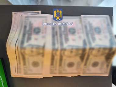 Tânără de 24 de ani, reţinută după ce a sustras bani din locuinţa părinţilor şi i-a înlocuit cu bancnote falsificate / Fapta a fost depistată când părinţii au încercat să vândă valută

