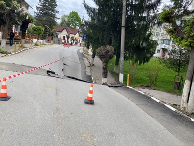 Prahova: 42 de persoane, evacuate din blocurile de pe strada din Slănic care s-a surpat/ Măsuri adoptate în urma şedinţei CJSU