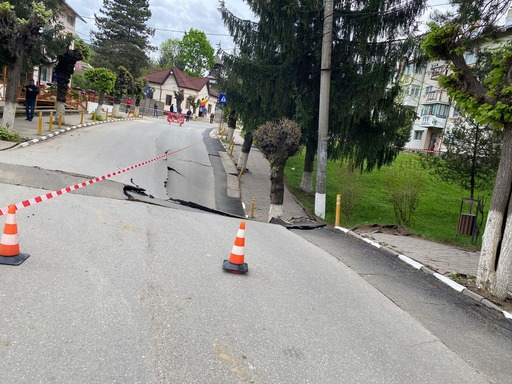 Prahova: 42 de persoane, evacuate din blocurile de pe strada din Slănic care s-a surpat/ Măsuri adoptate în urma şedinţei CJSU