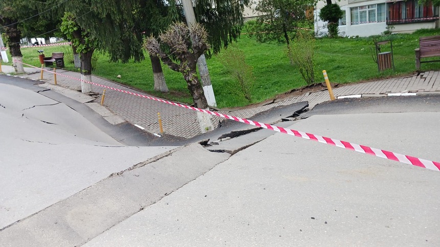 Stradă prăbuşită la Slănic, Prahova: Terenul a continuat să se taseze, coborând cu încă 20 de centimetri

