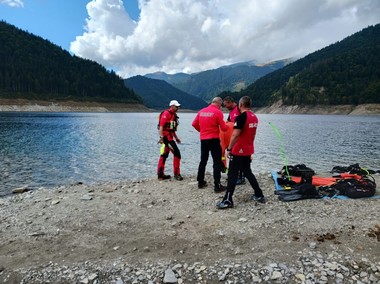 UPDATE - Hunedoara: Mobilizare de forţe pentru găsirea unui bărbat care a căzut într-un canal care duce la un baraj de acumulare, când încerca să recupereze o bucată de lemn cu care se juca fiul său/ Trupul a fost găsit