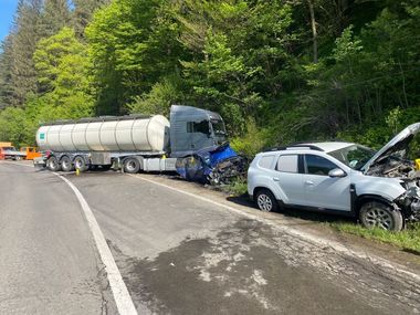 UPDATE - Covasna - Accident în care au fost implicate trei autoturisme şi o cisternă, pe DN10. Şoferii a trei dintre vehicule au ajuns la spital - FOTO
