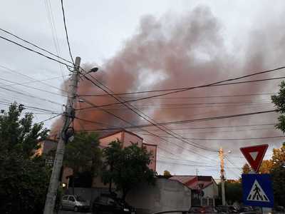 UPDATE - Incendiu cu degajări mari de fum la o hală dezafectată din Sectorul 1 / Dispozitivul a fost suplimentat  - FOTO / VIDEO