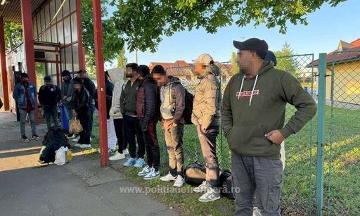 Arad: Migranţi prinşi când încercau să iasă ilegal din România, într-o maşină care transporta porumb - VIDEO