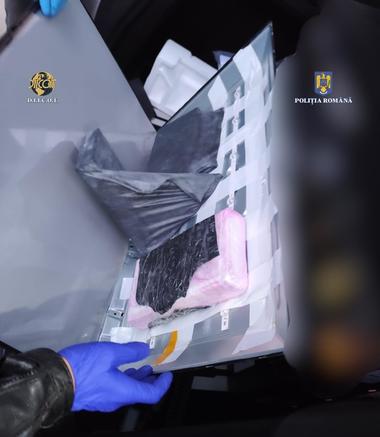 Cetăţean străin, reţinut după ce a fost prins, în Bucureşti, cu trei kilograme de cocaină, droguri pe care intenţiona să le vândă