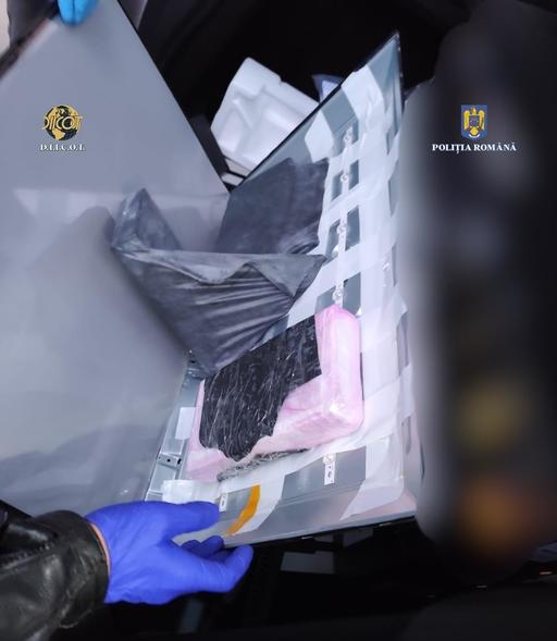 Cetăţean străin, reţinut după ce a fost prins, în Bucureşti, cu trei kilograme de cocaină, droguri pe care intenţiona să le vândă