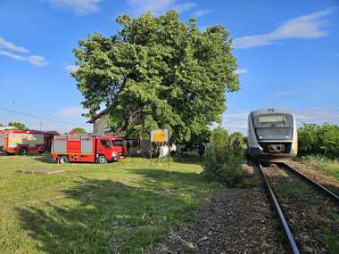 Timiş: Incendiu cu degajări mari de fum la compartimentul motor al unui tren / 60 de persoane s-au autoevacuat