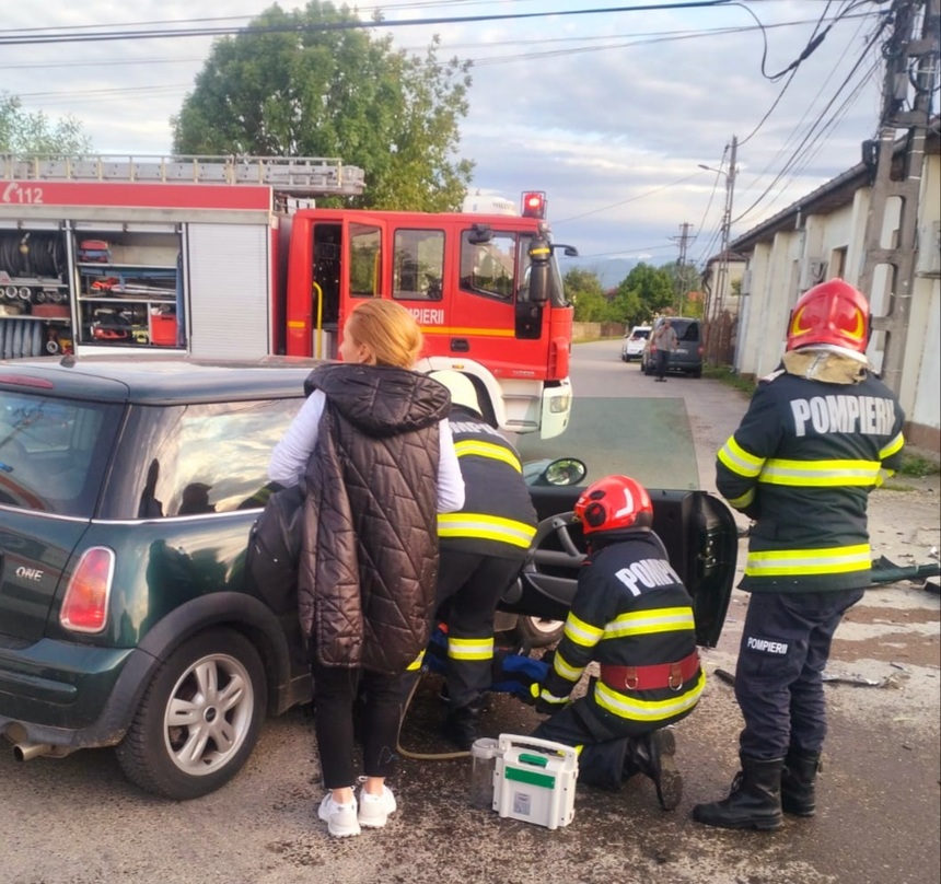 Hunedoara: Cinci persoane, între care doi copii, implicate într-un accident rutier