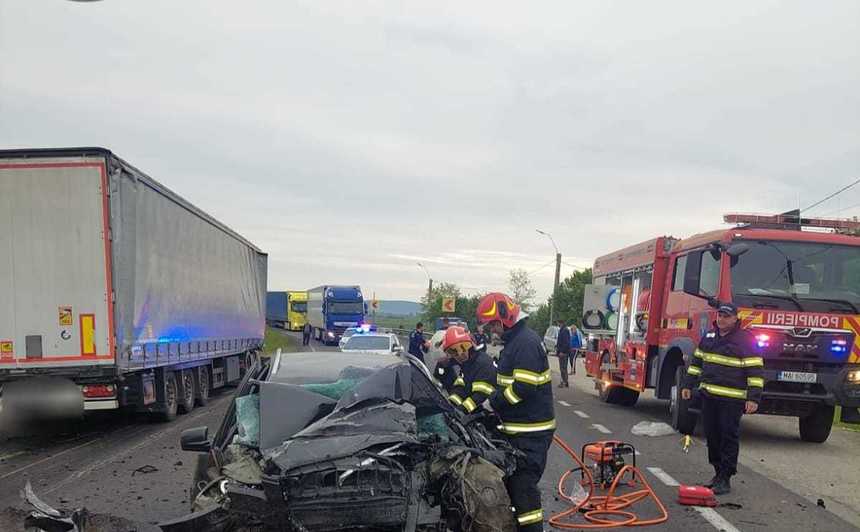 Mehedinţi: O tânără de 19 ani a murit într-un accident rutier, după ce a ajuns cu maşina pe contrasens şi a lovit un TIR