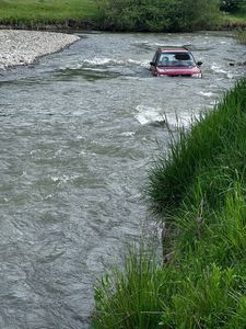 ISU Bistriţa: Operaţiune de salvare a unui conducător auto care a încercat să traverseze râul Bistriţa şi a fost scos din albia râului de către pompieri