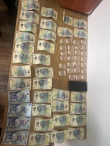 Jandarmii au găsit 27 de plicuri cu substanţe interzise, ascunse în pachete de ţigări, în maşina unui şofer al al unei companii de ridesharing din Alba-Iulia