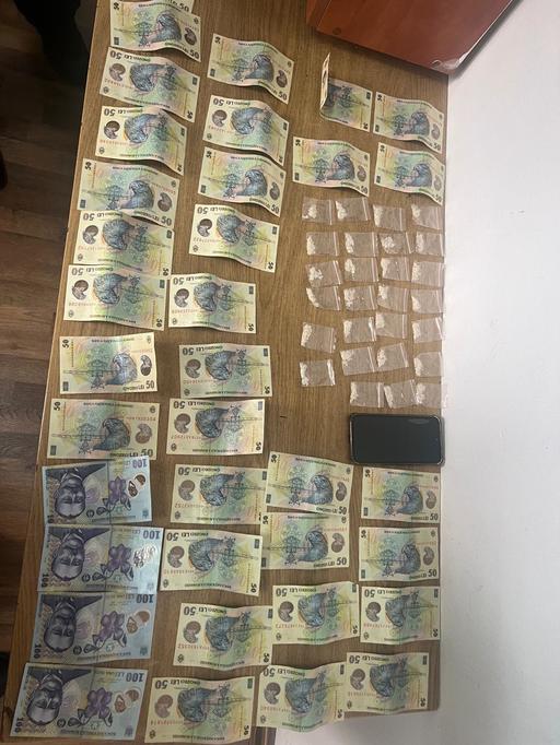 Jandarmii au găsit 27 de plicuri cu substanţe interzise, ascunse în pachete de ţigări, în maşina unui şofer al al unei companii de ridesharing din Alba-Iulia