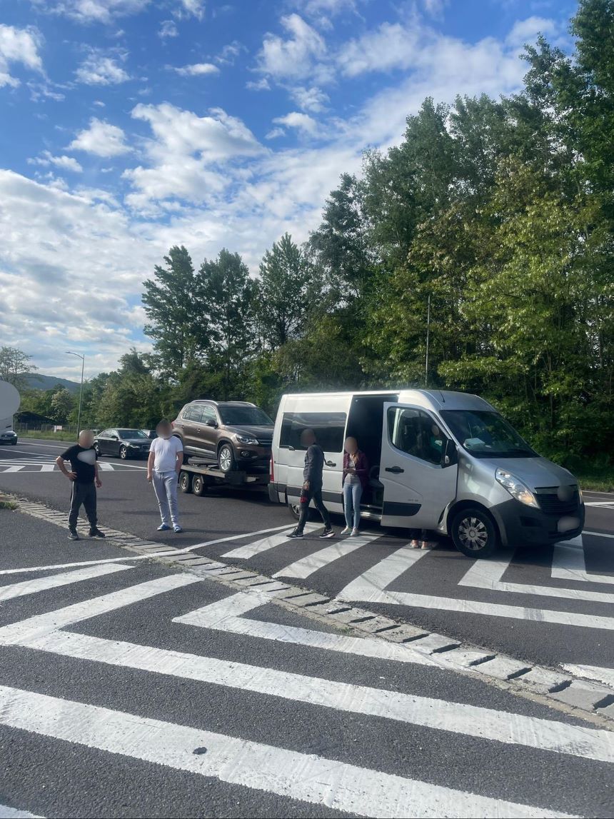 Vâlcea: Amendă de 5000 de lei şi interdicţia de a folosi, timp de şase luni, autovehiculul, pentru un bărbat care făcea transport ilegal de persoane - FOTO
