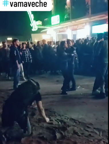 Bătaie între mai mulţi tineri în Vama Veche / Imaginile au apărut pe o reţea de socializare / Poliţia a deschis o anchetă - VIDEO
