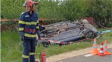 Argeş - Două persoane au murit, după ce autoturismul în care se aflau a lovit un stâlp şi apoi s-a răsturnat - FOTO