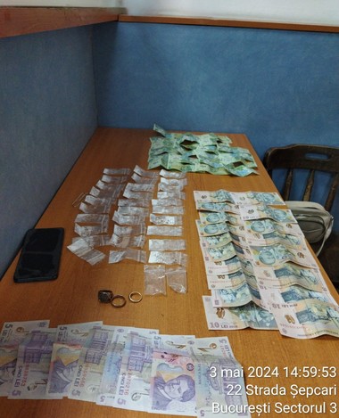 Femeie care deţinea 30 de pliculeţe cu o substabţă albă, posibil drog, prinsă de poliţiştii locali din Bucureşti