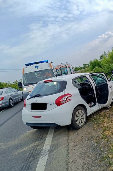 Arad: O femeie şi un bărbat, răniţi într-un accident rutier produs pe DN 79 / Femeia este inconştientă

