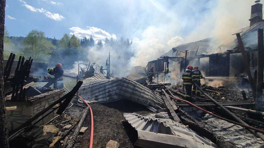 Suceava: Incendiu la o gospodărie din Voroneţ/ O femeie, transportată la spital după ce a suferit un atac de panică - FOTO