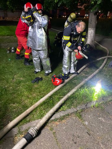 Neamţ: Incendiu la o hală a unei firme de prelucrare a fibrelor textile, pe Platforma Săvineşti/ Cincisprezece persoane au ieşit din clădire