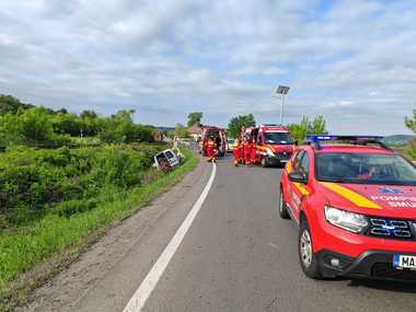 Sibiu: Un bărbat a murit după ce nu a respectat culoarea roşie a semaforului, la o trecere peste calea ferată, iar autoutilitara pe care o conducea a fost lovită de un tren - FOTO