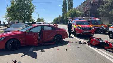 Un bărbat a murit şi o femeie a fost rănită, după ce un tânăr a întors maşina, fără a se asigura, pe o stradă din municipiul Galaţi / Ambele victime se aflau pe motocicletă - FOTO