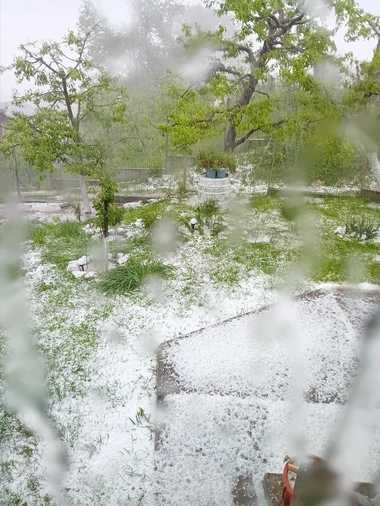 UPDATE - Grindină în mai multe zone din ţară / Oamenii se plâng că gradinile şi livezile au fost afectate / Trei maşini, luate de viitură în Prahova  - FOTO / VIDEO

