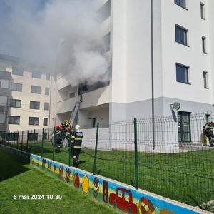 UPDATE - Iaşi - Explozie urmată de incendiu în localitatea Valea Lupului, la etajul 1 al unui bloc cu 4 etaje / 15 persoane au fost evacuate / Care a fost cauza incendiului - FOTO