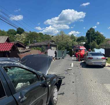Argeş: Două maşini şi un ATV, implicate într-un accident rutier / Două persoane au fost rănite / O tânără de 24 de ani a suferit multiple traumatisme - FOTO