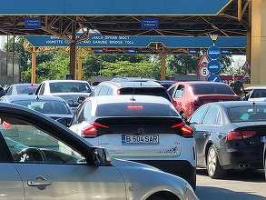 Coloane de maşini de kilometri pe principalele străzi din Ruse care duc spre graniţă / Sute de români se întorc acasă după vacanţa de Paşte - FOTO