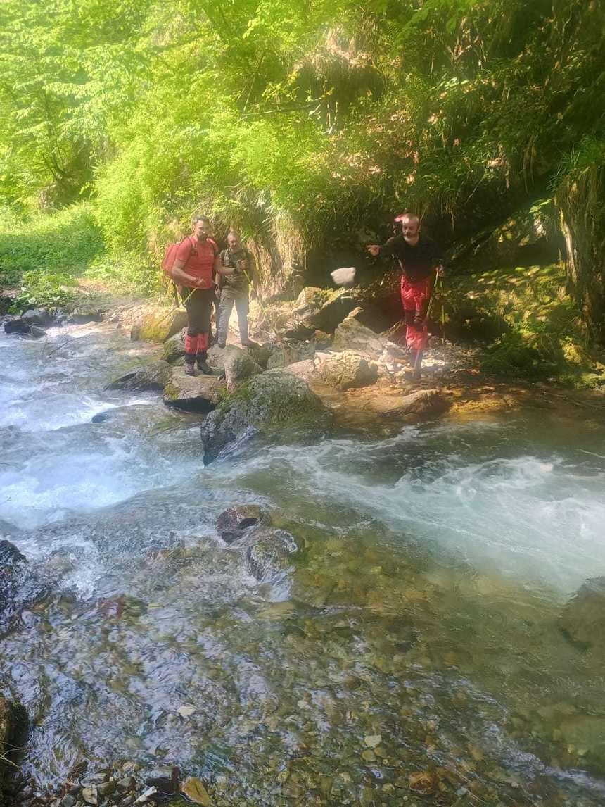 Cei doi ucraineni căutaţi în Munţii Maramureşului, găsiţi pe o stâncă de unde nu se mai puteau deplasa/ Ei au fost coborâţi la baza muntelui şi predaţi unui echipaj de la Ambulanţă