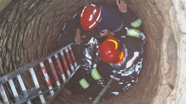 Botoşani - Bărbat salvat dintr-o fântână. Soţia sa a făcut atac de panică - FOTO