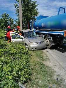 O maşină şi o cisternă goală s-au ciocnit în judeţul Prahova / Şoferul maşinii a murit, iar pasagerului i se fac manevre de resuscitare - FOTO