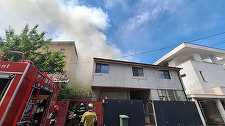 Incendiu cu degajări mari de fum în Sectorul 2 al Capitalei – Arde o locuinţă şi acoperişul celei de-a doua - FOTO