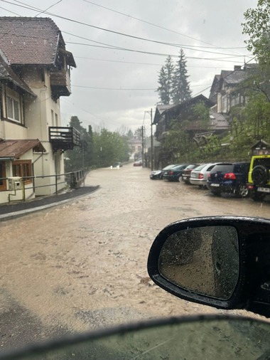 DN 1, blocat în zona şoselei de centură a staţiunii Sinaia, în urma unei ploi torenţiale - VIDEO