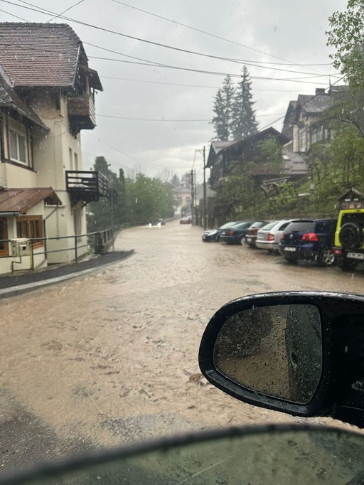 DN 1, blocat în zona şoselei de centură a staţiunii Sinaia, în urma unei ploi torenţiale - VIDEO