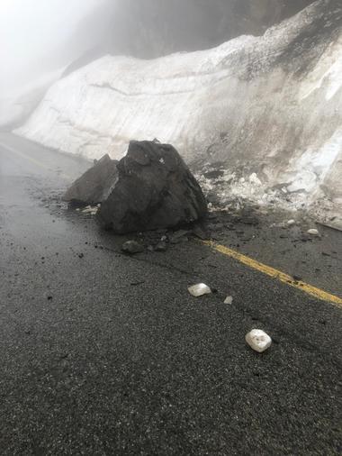 Drumarii anunţă că Transalpina rămâne închisă circulaţiei rutiere / Căderi de pietre înregistrate în zonă – FOTO / VIDEO