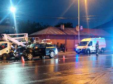 Trei angajaţi ai ADP din Alexandria, la spital după ce autoutilitara în care se aflau s-a ciocnit cu un autoturism - FOTO