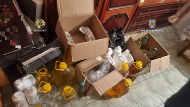 Grupare specializată în trafic internaţional de substanţe dopante, destructurată / 29.000 de colete, livrate în România şi străinătate / Materie primă din China şi India, prelucrată într-o fabrică ilegală din Argeş / Spălare de bani – 2,1 milioane euro

