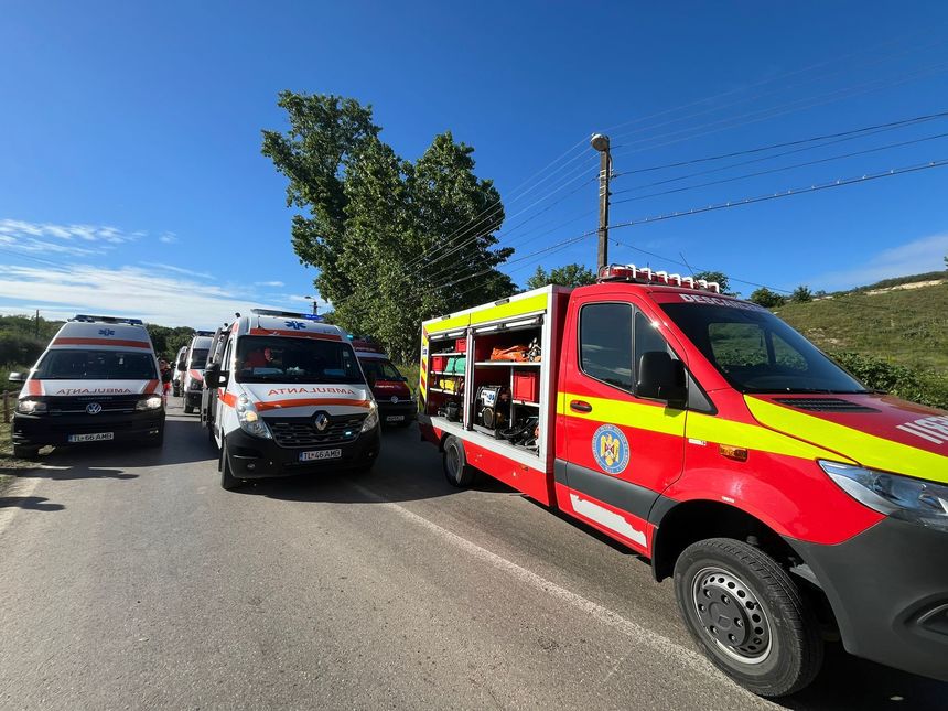 Tulcea: Accident rutier între un microbuz şi o maşină de teren, cu nouă persoane implicate / Şapte victime au fost evaluate medical şi vor fi transportate la spital - FOTO / VIDEOA
