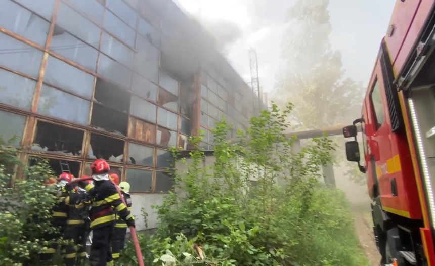 UPDATE - Incendiu major, cu degajări mari de fum, într-un cartier de la marginea Ploieştiului. Populaţia, avertizată prin mesaj RO-ALERT / Ard deşeuri petroliere dintr-un rezervor subteran - FOTO, VIDEO
