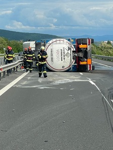 O autocisternă încărcată cu oţet s-a răsturnat pe autostrada A1, lângă Deva, pe sensul de mers spre Sibiu/ În accident a mai fost implicată o maşină cu platformă care transporta un microbuz
