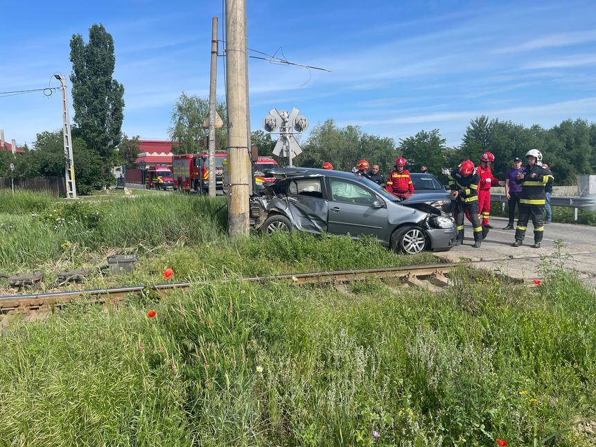 Iaşi - Accident la Târgu Frumos, între un tren şi un autoturism / Şoferul autoturismului a fost rănit uşor - FOTO